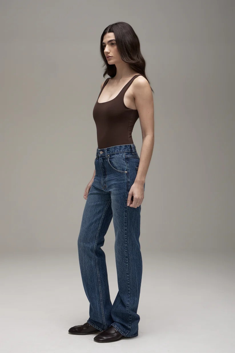 Calça em jeans com modelagem bootcut, mais ajustada na cintura e no quadril, custa R$ 790,00 — Foto: Divulgação Mondepars