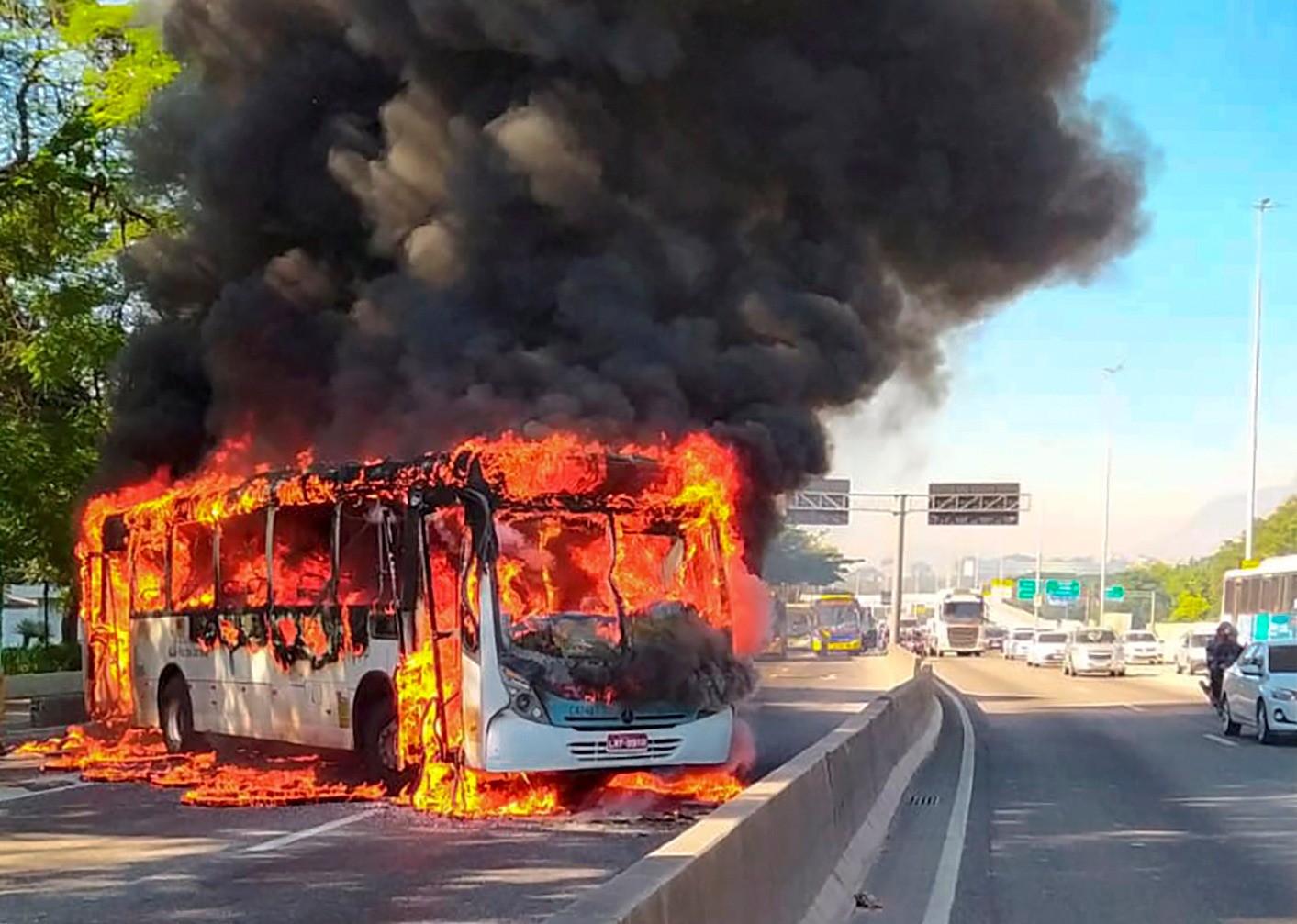 O ônibus em chamas na Avenida Brasil — Foto: Reprodução