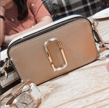 Fotos de bolsas caras e relógios luxuosos são encontrados facilmente nas redes da mulher — Foto: Reprodução/Instagram