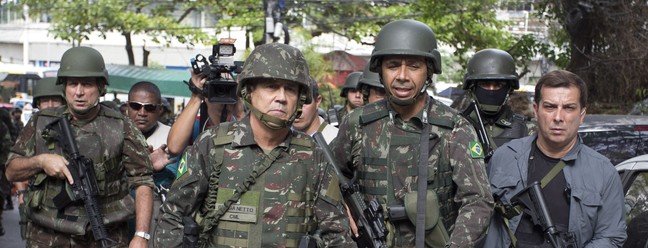 Operação das forças de segurança na comunidade da Rocinha. Participaram da ocupação as polícias Civil, Militar e Federal, além de agentes do Exército. Na foto, o general Braga Netto, o interventor federal na área de segurança pública — Foto: Marcia Foletto / Agência Globo