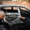 Bombeiro apaga as chamas de um carro em chamas na pequena cidade de Zababdeh, a sudeste de Jenin, na Cisjordânia ocupada, em 30 de agosto de 2024 - RONALDO SCHEMIDT/AFP