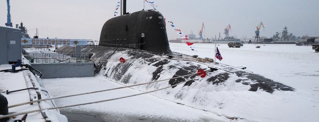 Cerimônia de hasteamento da bandeira liderada pelo presidente da Rússia no porto ártico de Severodvinsk — Foto: KIRILLIODAS/POOL/AFP