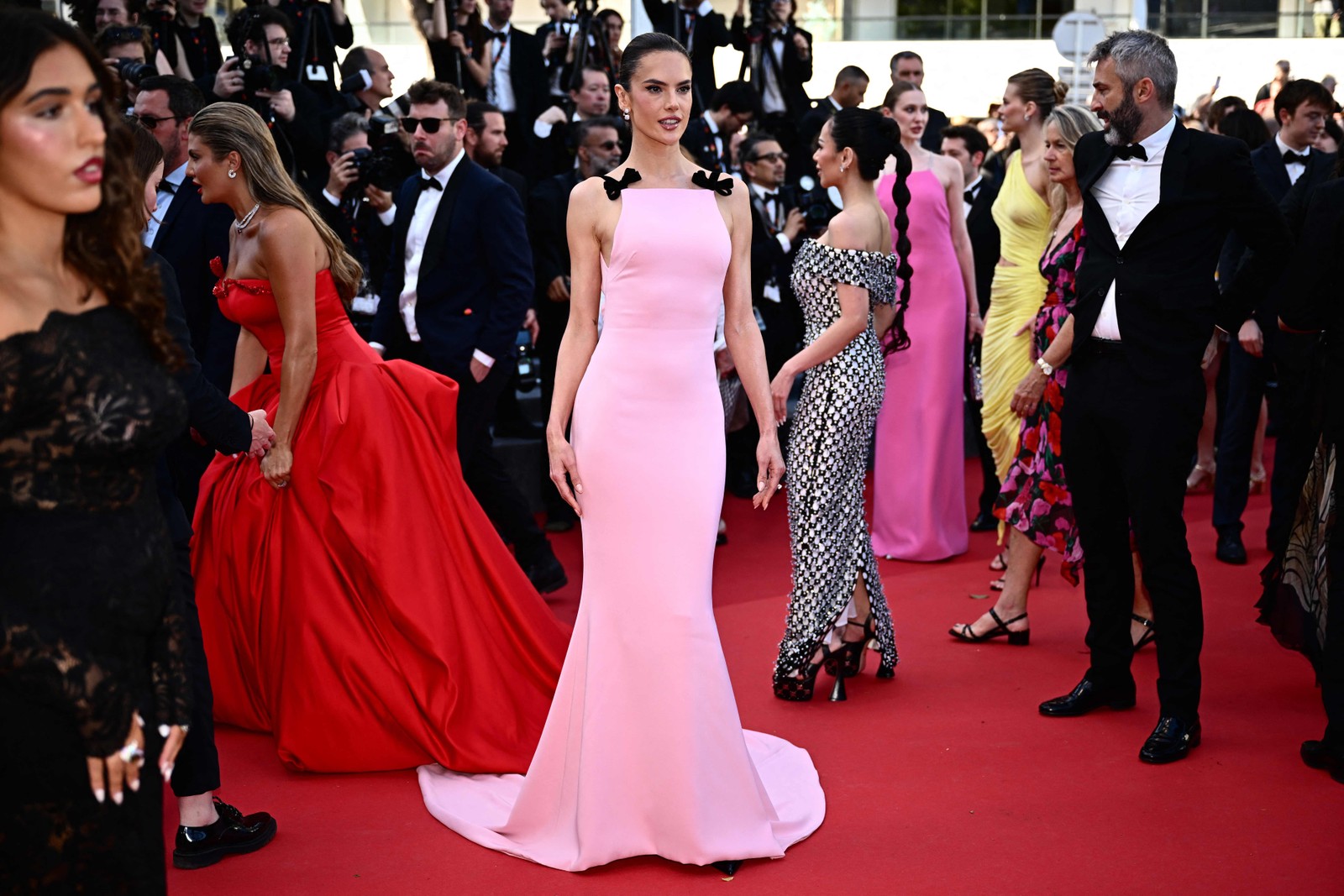 A modelo brasileira Alessandra Ambrósio no Festival de Cannes — Foto: Loic Venance/AFP