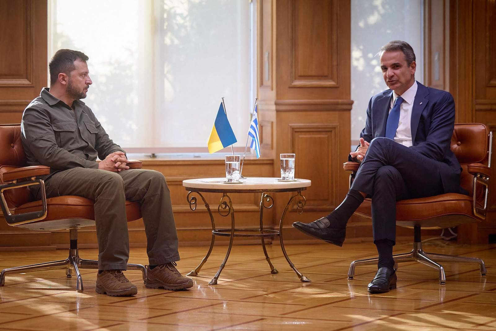 Presidente ucraniano Volodymyr Zelensky conversa com o primeiro-ministro da Grécia, Kyriakos Mitsotakis em Atenas. — Foto: Handout / UKRAINIAN PRESIDENTIAL PRESS SERVICE / AFP