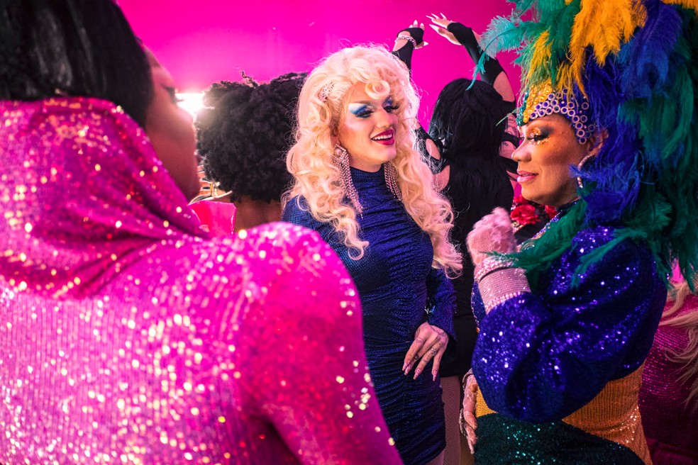 As rainhas montadas para mais uma noite na Pink Flamingo, em Copacabana, onde telões vão exibir a versão brasileira de reality show — Foto: Hermes de Paula