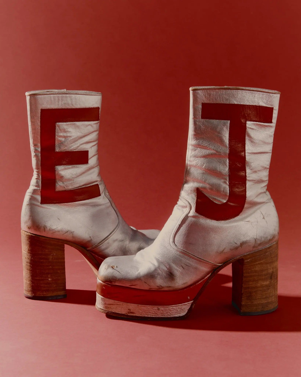 Botas plataforma de couro prateado de 1971, com as letras E e J de couro vermelho, entre US$ 5.000 e US$ 10.000 — Foto: Vincent Tullo para o New York Times