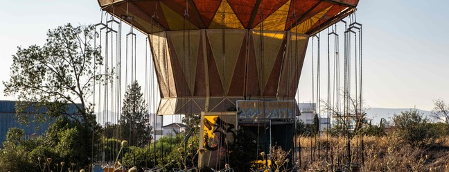 Brinquedo abandonado no antigo parque de diversões Tivoli, uma das atrações de Nicósia, no Chipre, mais procurados por turistas entusiastas do 'urbex' — Foto: Amir Makar / AFP