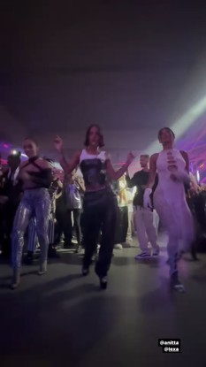 Anitta com Rebecca e Pocah na pista de dança de seu aniversário