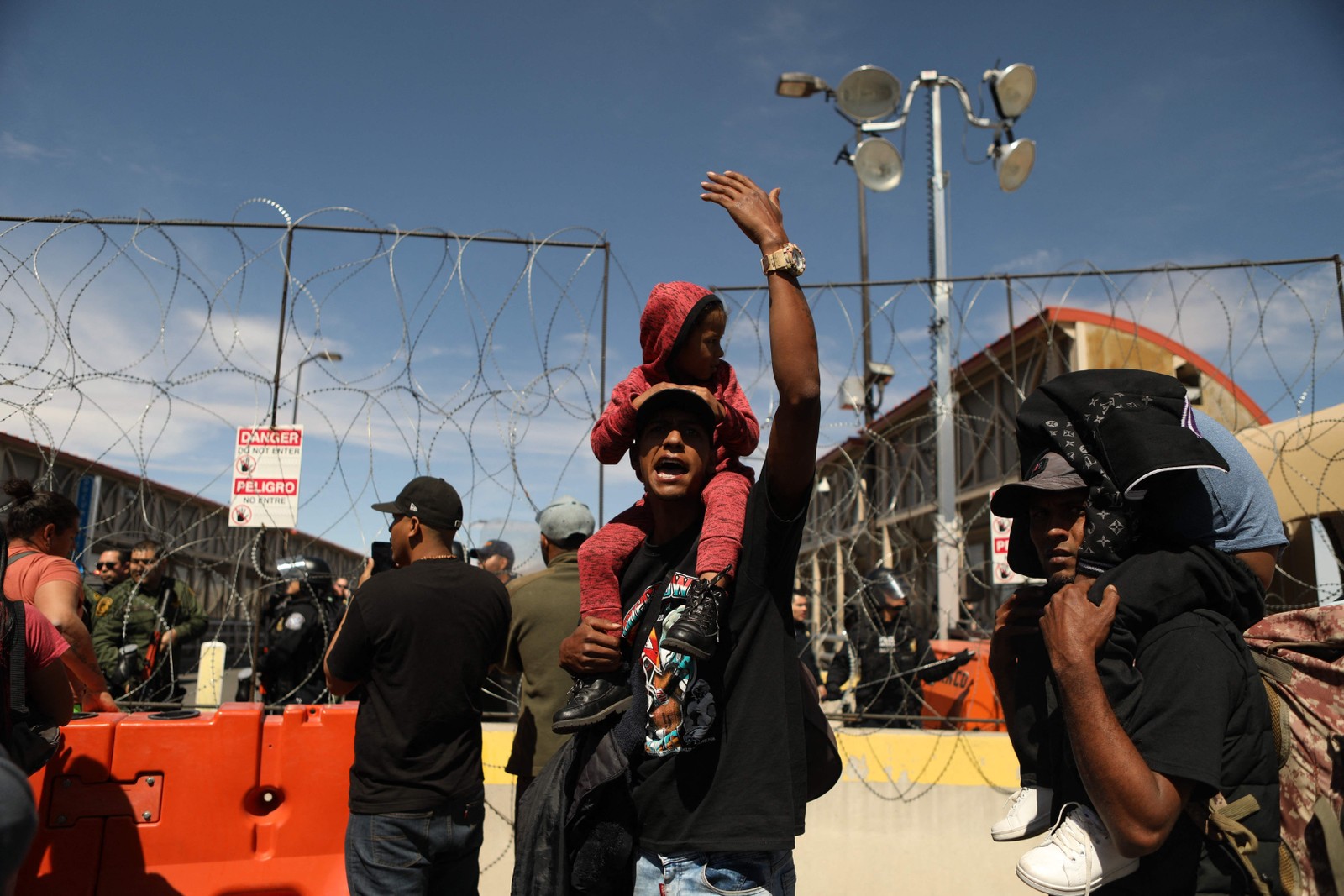 Imigrantes disseram à AFP que achavam que poderiam entrar por causa de uma suposta comemoração do "dia do migrante" — Foto: Herika Martinez / AFP