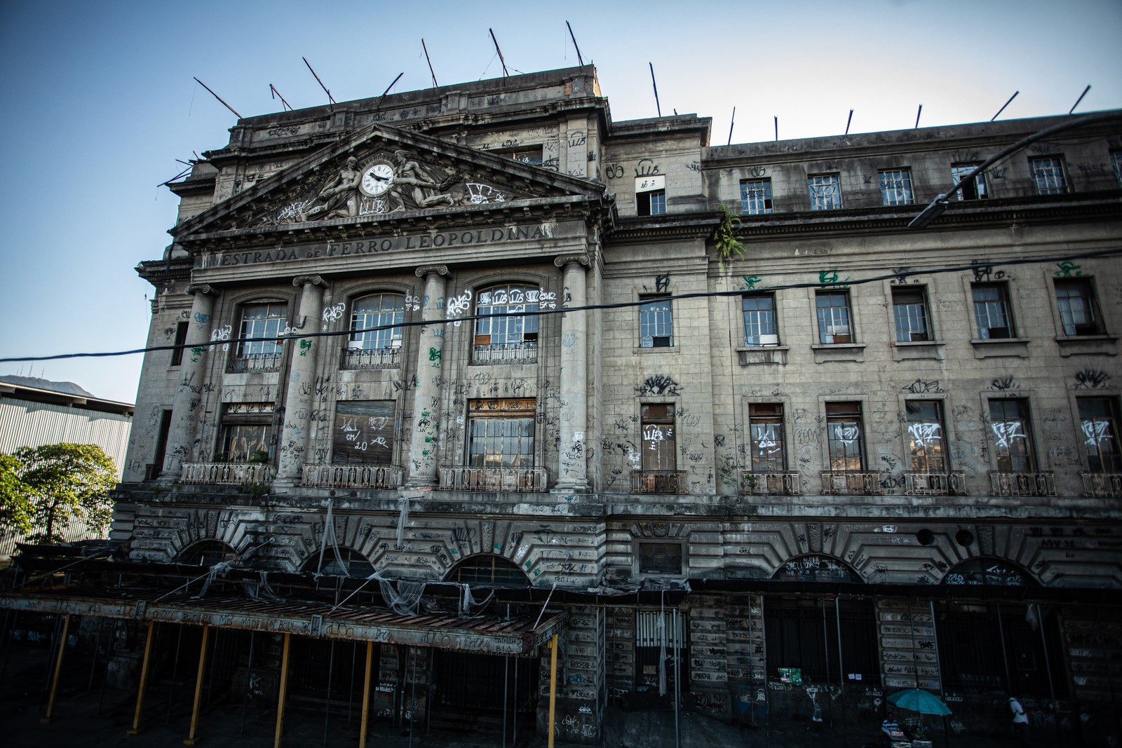 Fachada da Estação Leopoldina: relógio antigo se destaca no alto de prédio abandonado — Foto: Hermes de Paula / Agência O Globo