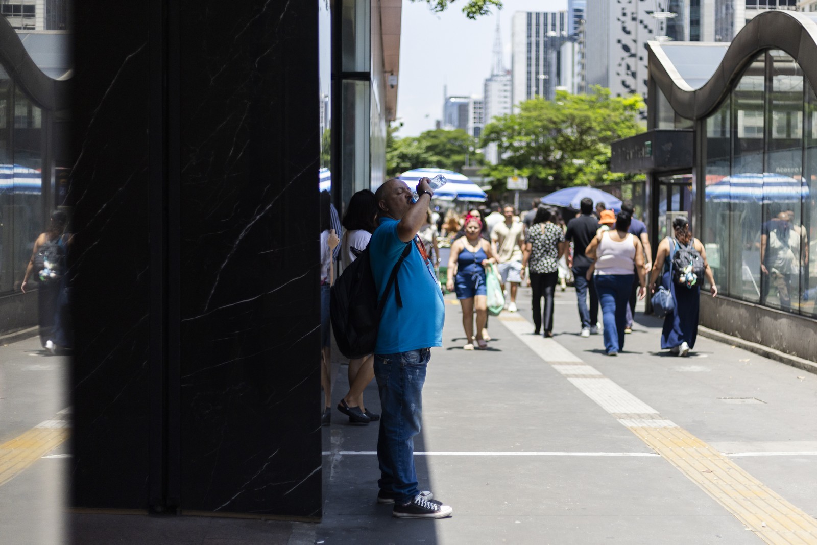 Termômetros marcaram 37° em torno das 12hrs desta segunda-feira 13. - Avenida Paulista — Foto: Maria Isabel Oliveira/ Agência O Globo