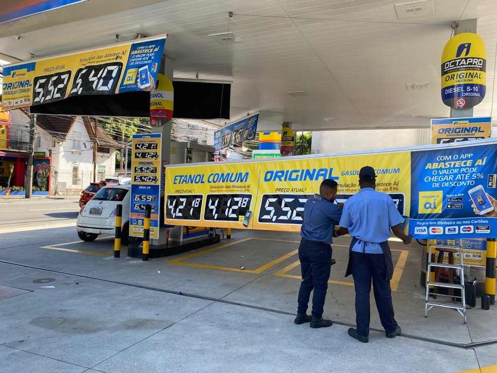 Alguns postos já trocam o preço dos combustíveis — Foto: Márcia Folleto/Agência O Globo