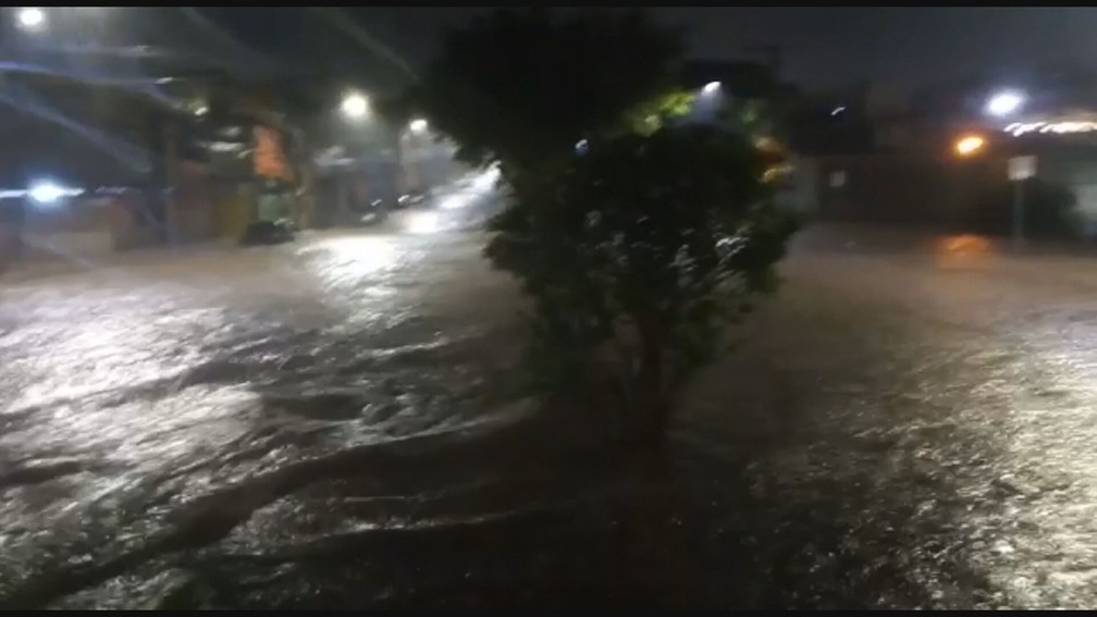 Inundação na Vila Samag, em Contagem — Foto: Reprodução/TV Globo
