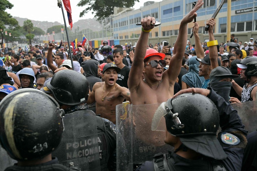 Manifestantes entram em confronto com polícia na Venezuela durante protesto contra reeleição de Maduro