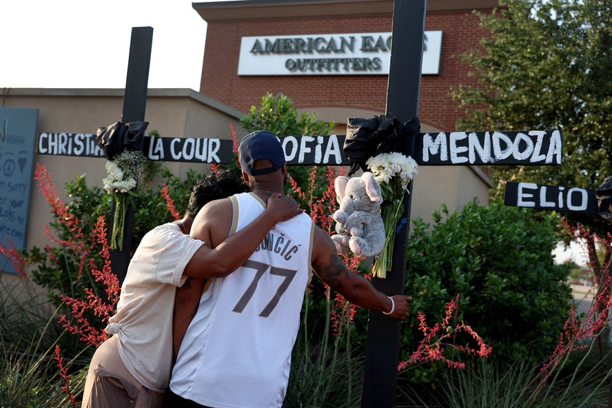 Moradores de Allen, no Texas, fizeram vigília em homenagem aos mortos no ataque a tiros do fim de semana.