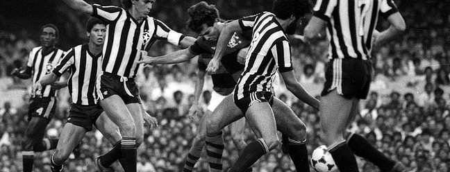 1981. O forte esquema de marcação do Botafogo no início da partida, não impediu a goleada do Flamengo por 6 a 0. — Foto: Jorge Marinho / Agência O Globo