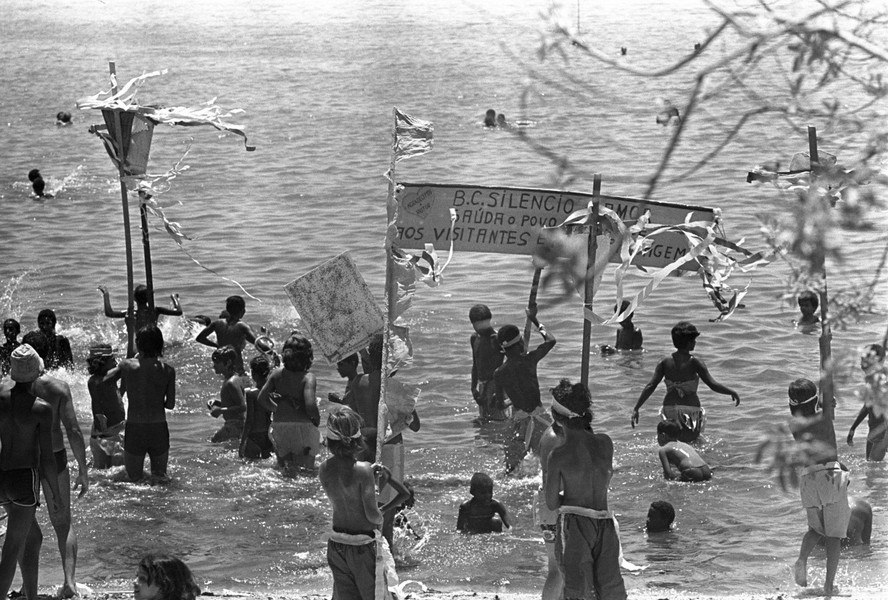 Banho de mar a fantasia em Paquetá em 1977