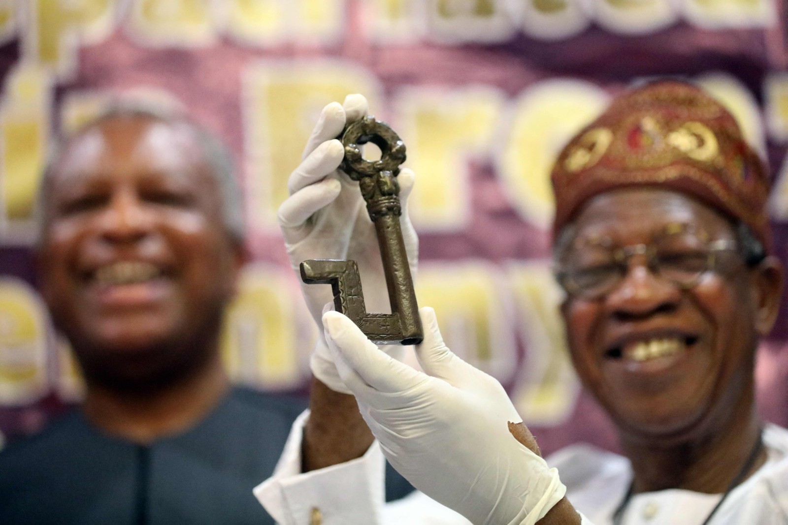 Artefatos de bronze estão entre as peças devolvidas a Nigéria pela Alemanha — Foto:  Kola Sulaimon / AFP