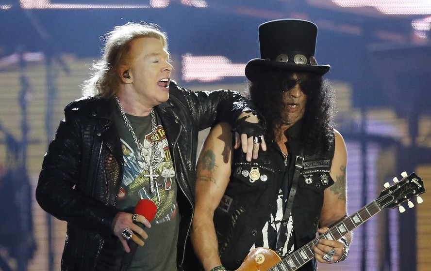 Axl Rose (à esquerda), vocalista da banda Guns N' Roses, ao lado do guitarrista Slash