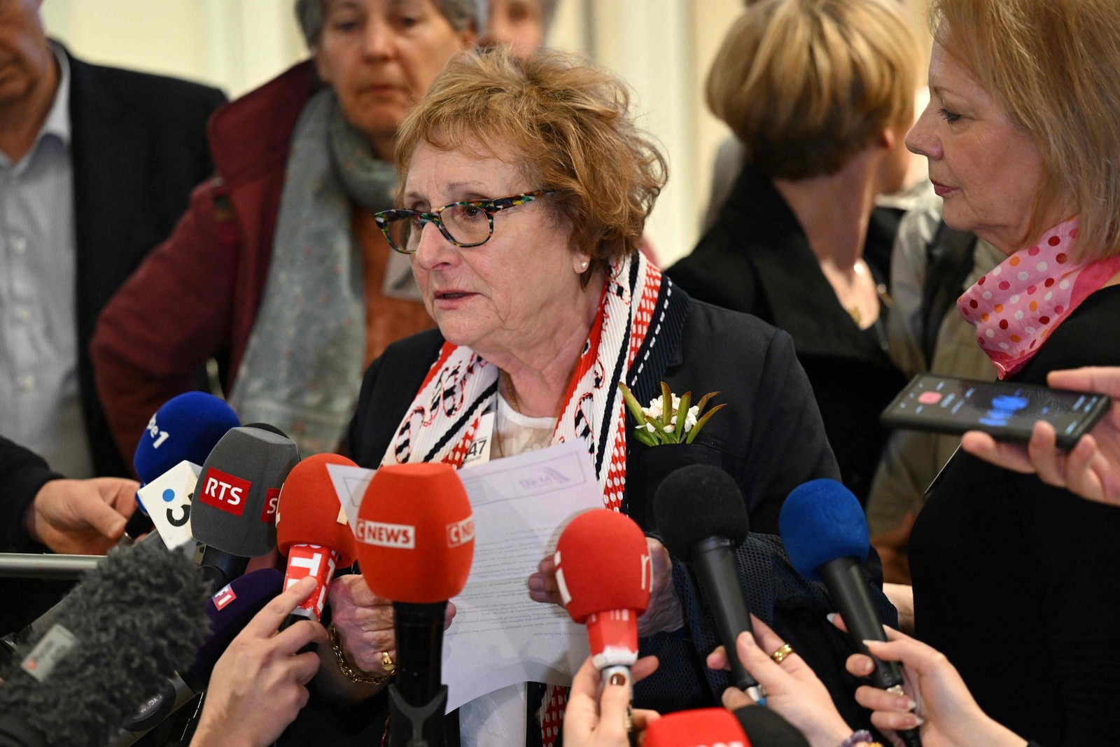 'Esperávamos um julgamento imparcial, não foi o caso. Estamos enojados', disse Danièle Lamy, presidente da associação 'Entraide et Solidarité AF447'), que representa os parentes das vítimas — Foto: AFP/Bertrand Guay