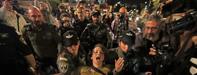 Reforma extremista. Israel vive sob protestos contra projeto de lei que dá poder ao congresso para derrubar decisões da Justiça — Foto: AHMAD GHARABLI/AFP