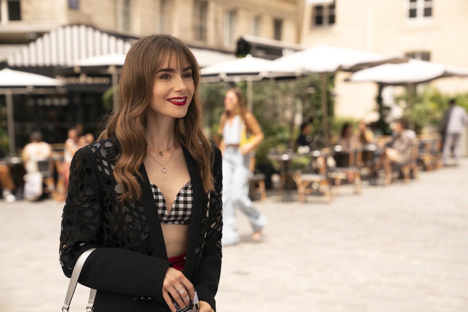 Estrela de ''Emily in Paris'', Lily Collins se formou em Jornalismo — Foto: Netflix