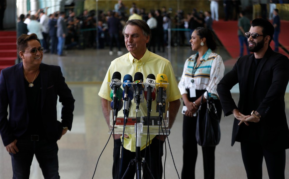 Reeleição. Bolsonaro com cantores sertanejos em campanha no Palácio da Alvorada — Foto: Cristiano Mariz/Agência O GLOBO