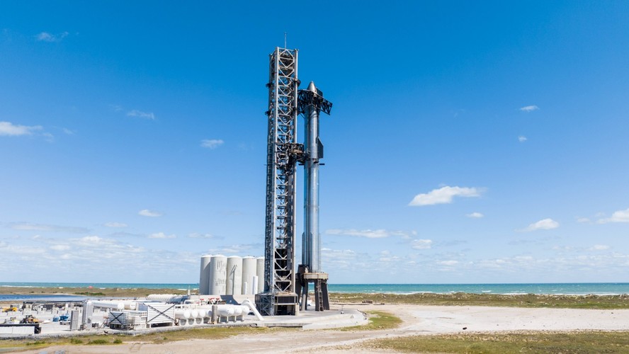 Starship montado na plataforma de lançamento em Boca Chica, no Texas