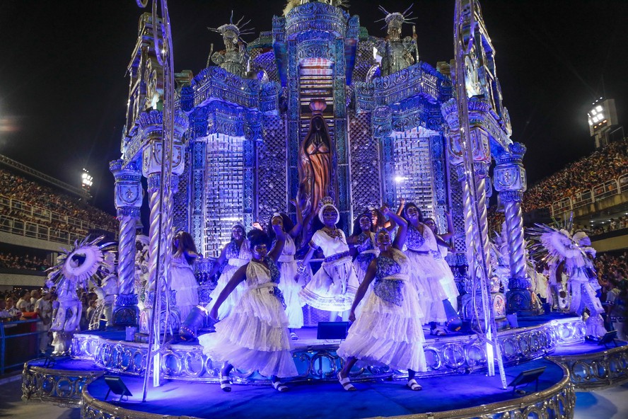 Portela, quinta colocada e a segunda a desfilar no Desfile das Campeãs, levou o Estandarte de Ouro de melhor escola