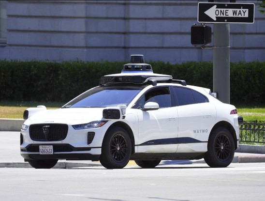 Um carro autônomo Waymo em uma rua de São Francisco