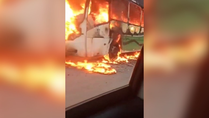 Ônibus e van foram incendiados no bairro do Chaperó, em Itaguaí