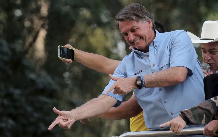 Bolsonaro faz gesto em alusão a armas durante ato na Avenida Paulista, em São Paulo