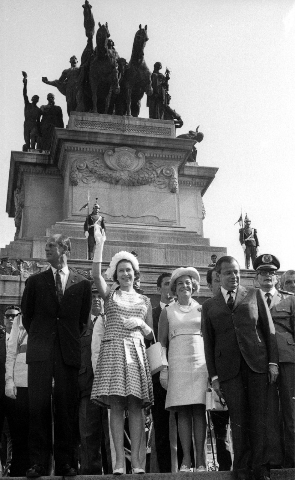 Rainha Elizabeth II em visita ao Museu do Ipiranga , junto ao monumento do Ipiranga, em São Paulo — Foto: Agência O Globo