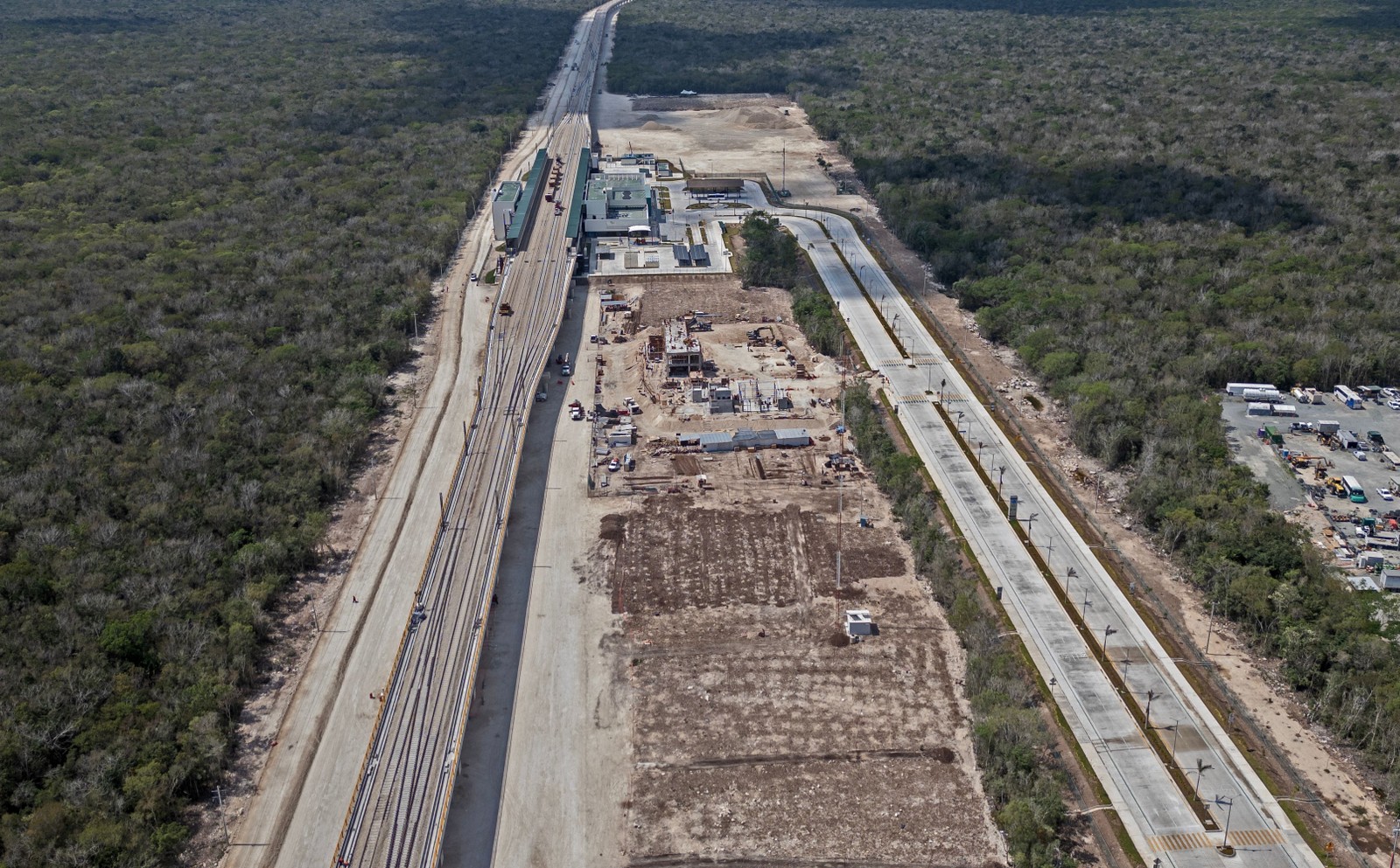 Serão até 17 mil colunas ao logo da via, segundo cálculos de especialistas — Foto: Carl de souza/AFP