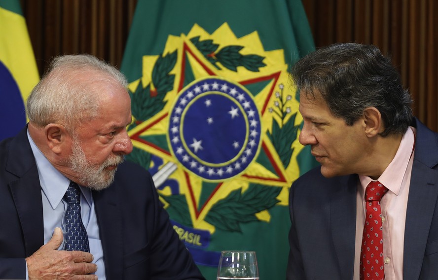 O presidente Lula e o ministro Fernando Haddad, durante reunião ministerial