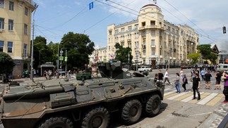 Tanques de paramilitares passam por ruas da cidade de Rostov, no Sul da Rússia — Foto: STRINGER / AFP