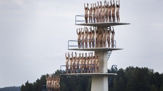 Cerca de mil pessoas posaram nuas na Finlândia para o fotógrafo Spencer Tunick, em julho de 2023. — Foto: Matias Honkamaa / Lehtikuva / AFP