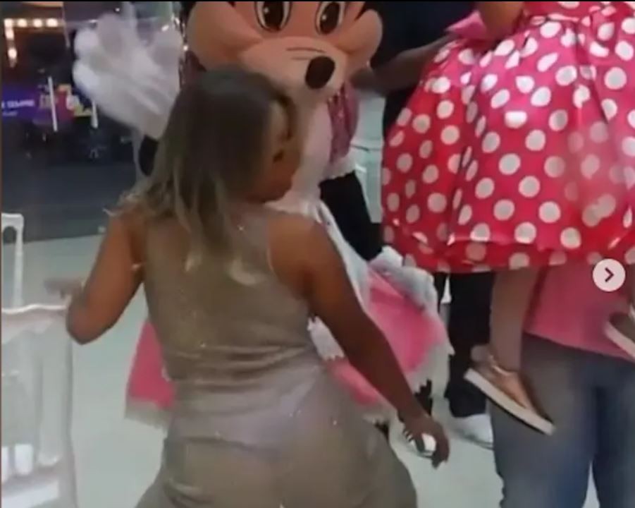 Moradora de Mesquita, a autônoma Brenna Azevedo viralizou ao dançar o "Movimento da Sanfoninha" durante festa da filha, em maio; vestido gerou polêmica — Foto: Reprodução