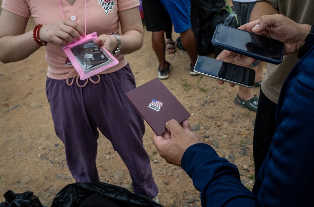 Grupos ajudam migrantes a atravessar a selva de Darién — Foto: Federico Rios / NYT