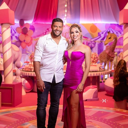 Hulk e Camila Ângelo assumiram o relacionamento para a família nas vésperas do Natal de 2019 — Foto: Reprodução Instagram