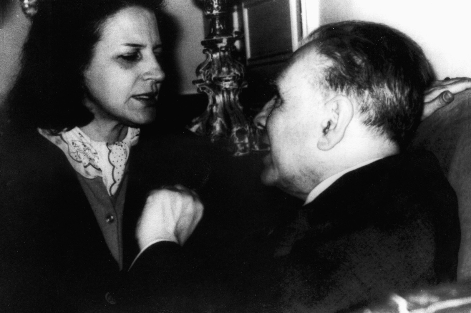 Lygia Fagundes Telles com o argentino Jorge Luis Borges, num jantar em São Paulo, em 1984Acervo Pessoal