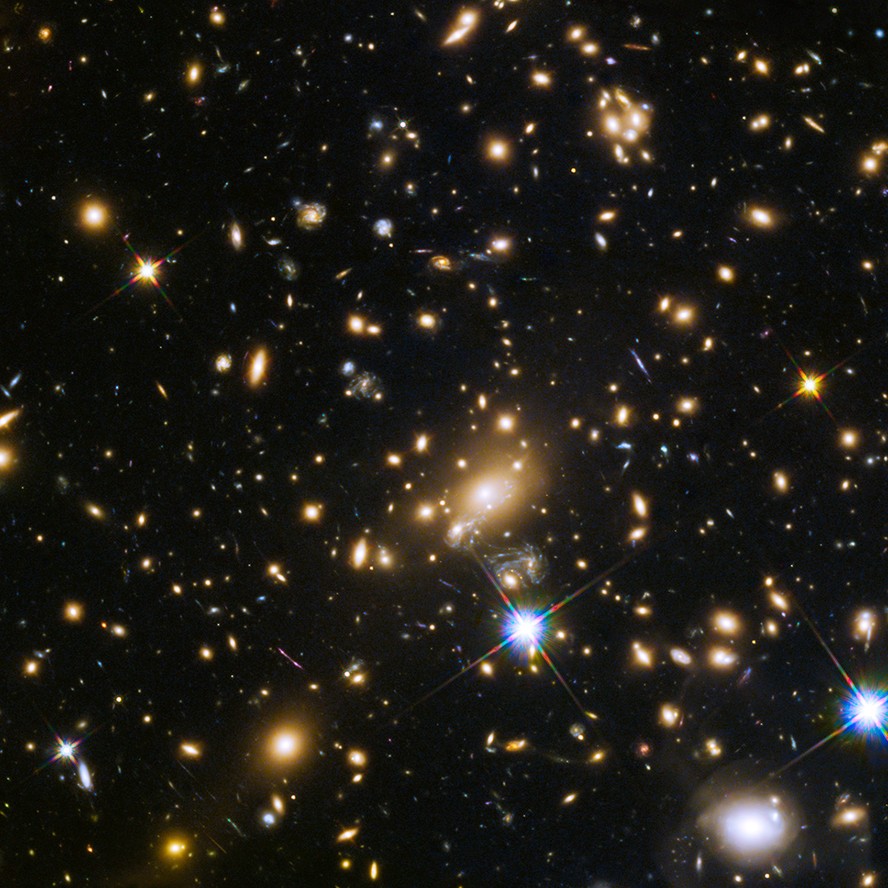 Imagem do telescópio Hubbke mostra a luz de uma explosão supernova (ao centro) desviada por um aglomerado de galáxias