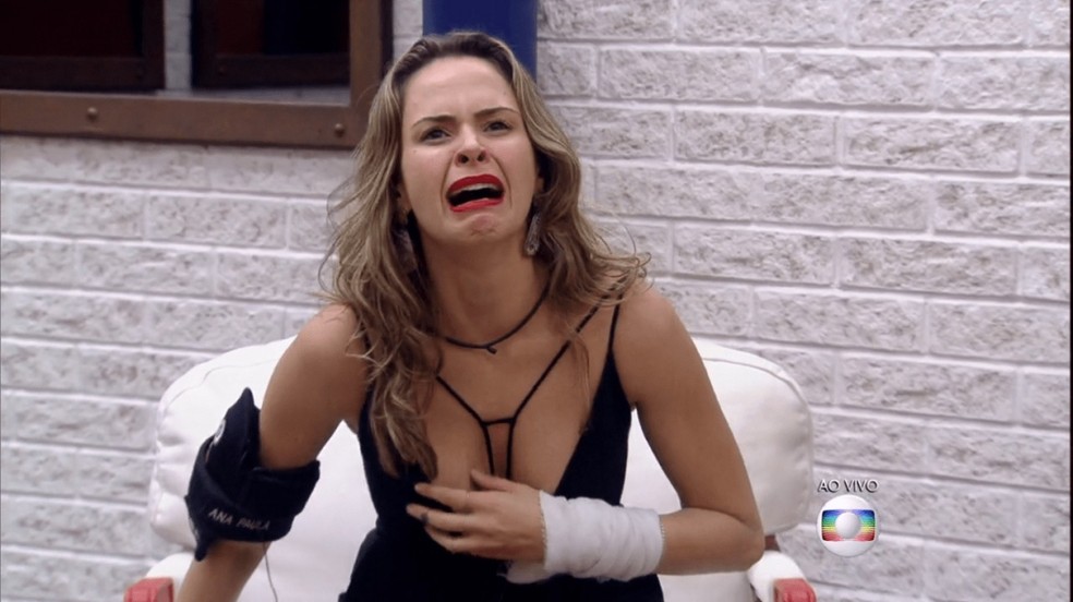 Ana Paula Renault ao chegar no quarto secreto do paredão falso, no 'BBB 16' — Foto: TV Globo