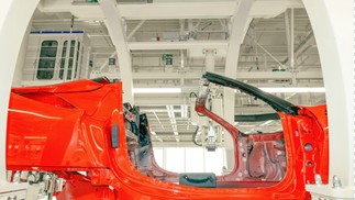 Deslizando em transportadores robóticos, uma linha de chassis da Ferrari pode ser vista na nova fábrica da montadora em Maranello, Na Itália, que entrou em operação em junho passado — Foto: Maurizio Fiorino/The New York Times
