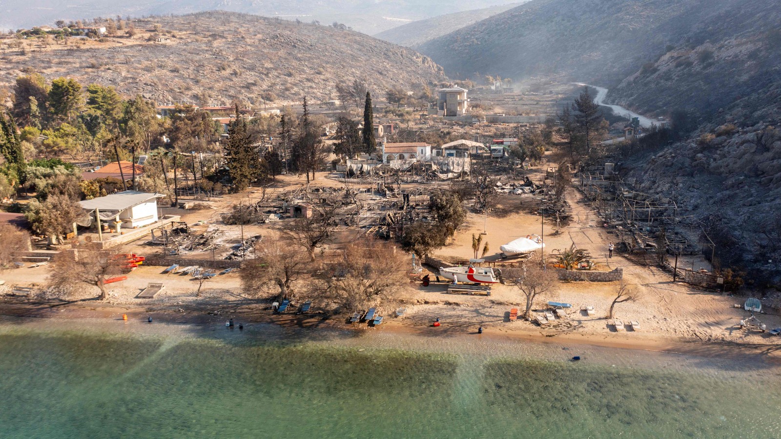 Acampamento destruído após um incêndio florestal perto de Prodromos, 100 km a sudoeste de Atenas — Foto: Spyros BAKALIS / AFP