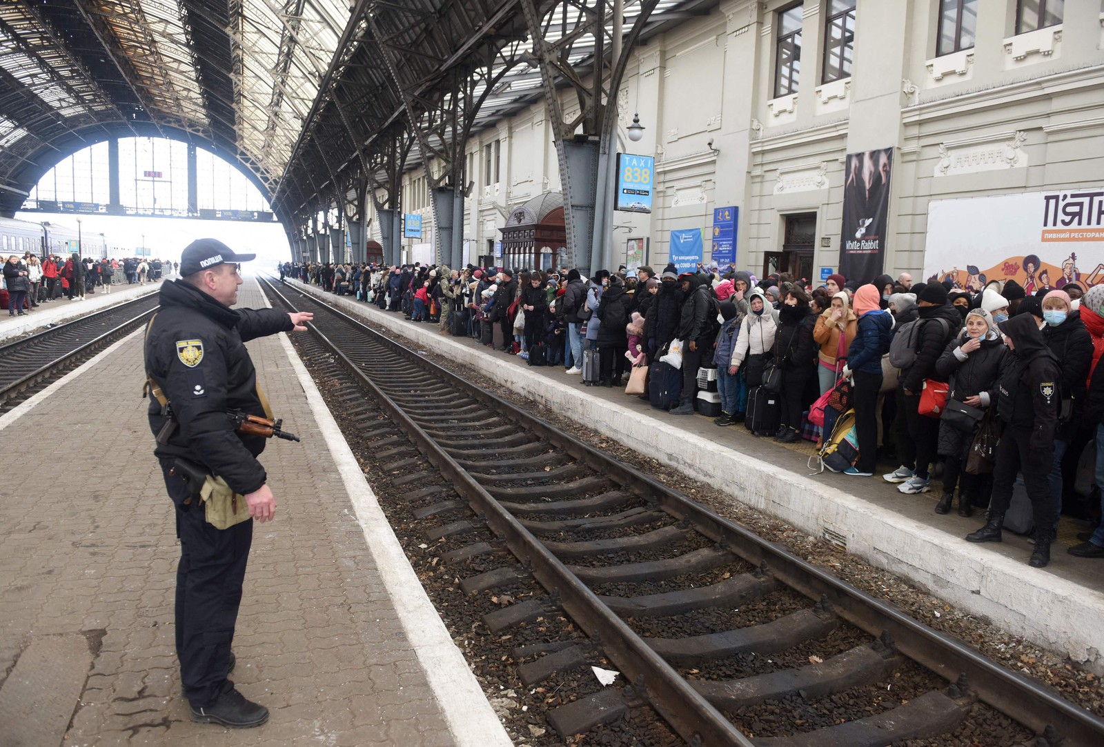 Ucranianos em busca de refúgio aguardam por trem com destino a Polônia em Lviv — Foto: Yuriy Dyachyshyn / AFP