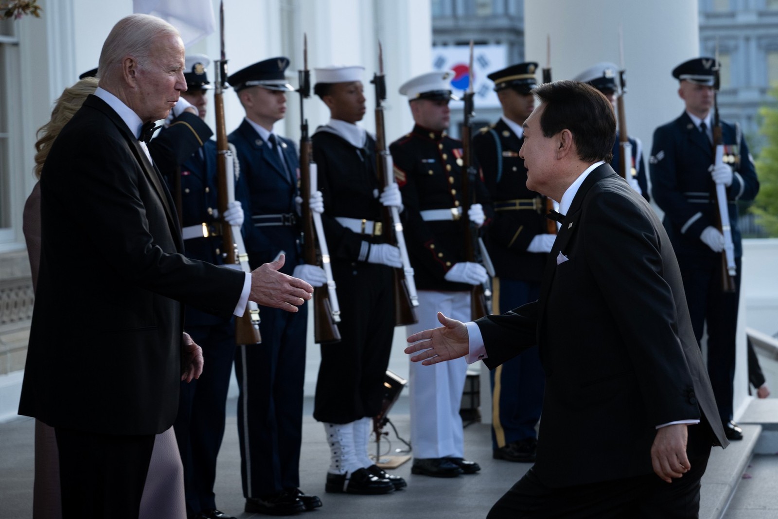 Biden e Yoon se cumprimentam nas escadas da Casa Branca, antes do jantar no dia 26 de abril de 2023 — Foto: Brendan Smialowski/AFP