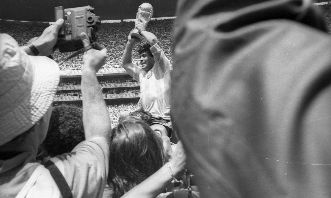 Diego Maradona ergue a taça da Copa do Mundo do México, em 1986, depois vencer a Alemanha Ocidental por 3 a 2 — Foto: Luiz Pinto/Agência O Globo