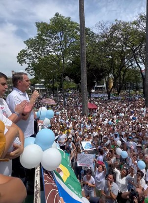 Bolsonaro em marcha contra a descriminalização do aborto realizada na Praça da Liberdade, em Belo Horizonte