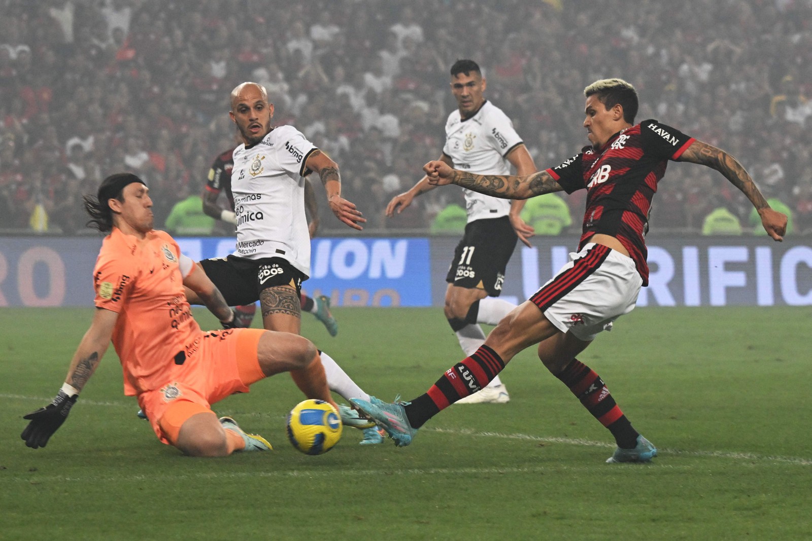 Pedro chuta para abrir o placar do jogo a favor do Flamengo.  — Foto: Carl de Souza / AFP
